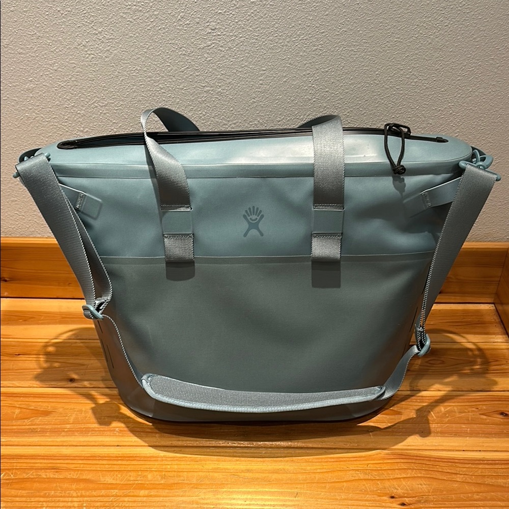 26L Hydro Flask Light Blue/Green Cooler Bag